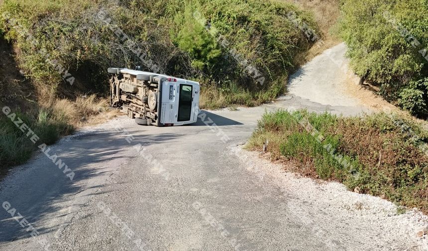 SON DAKİKA! Alanya'da minibüs devrildi: Çok sayıda yaralı var