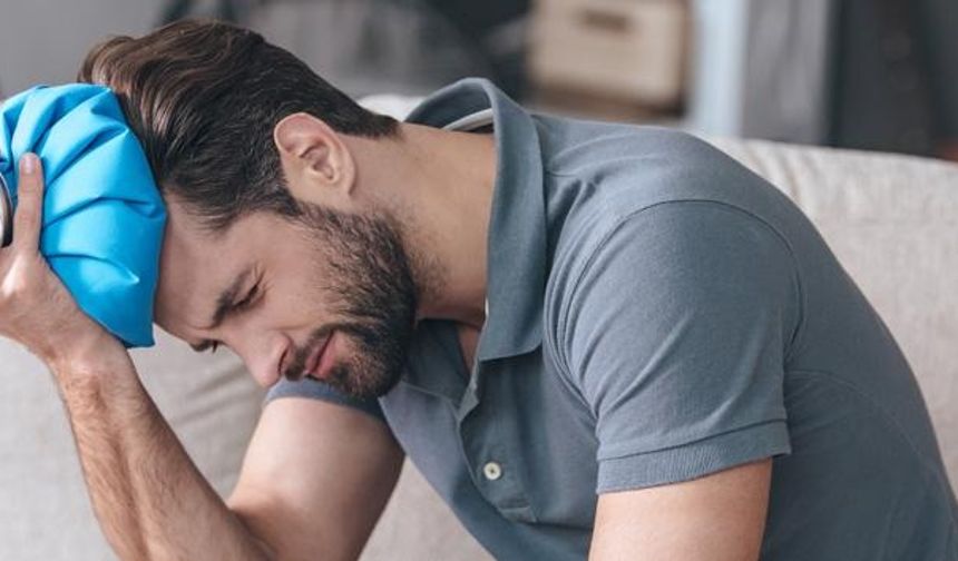 Alanya'da başına tabela düşen vatandaş yaralandı