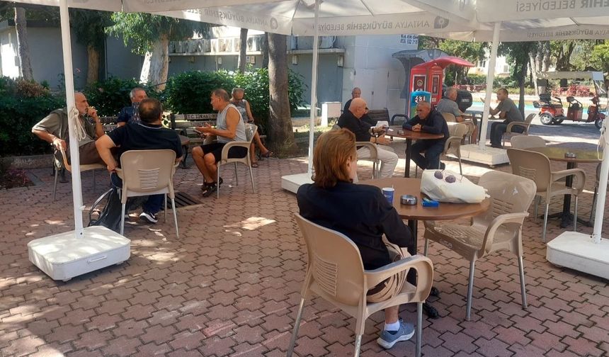 Alanya’da emekliler kahvesi, yüzleri güldürüyor