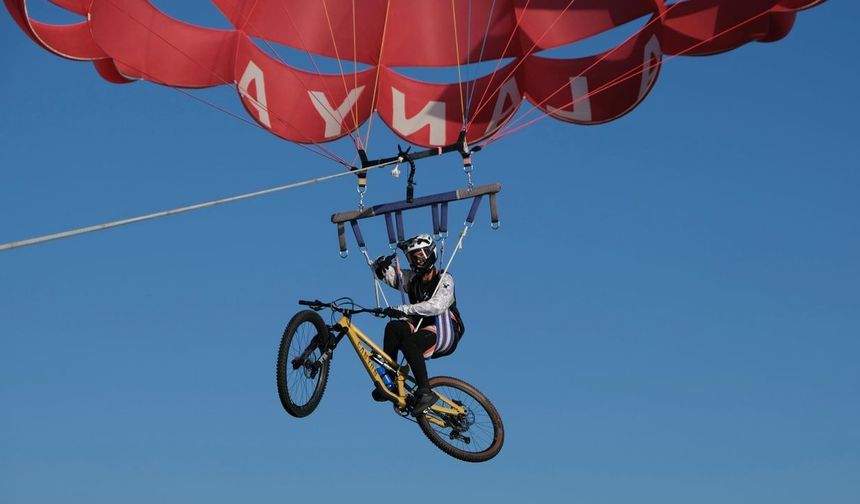 Alanya’da gökyüzünde bisiklet sürdü, nefesleri kesti