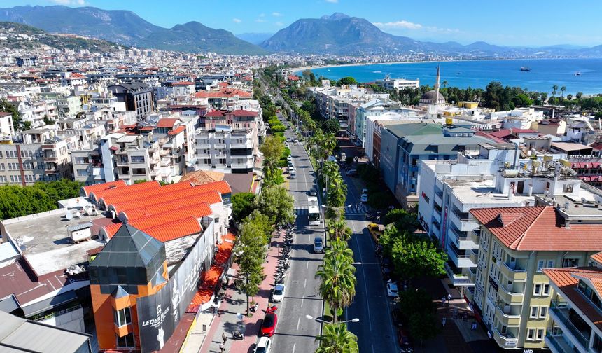 Alanya’nın kalbi Atatürk Caddesi yenileniyor