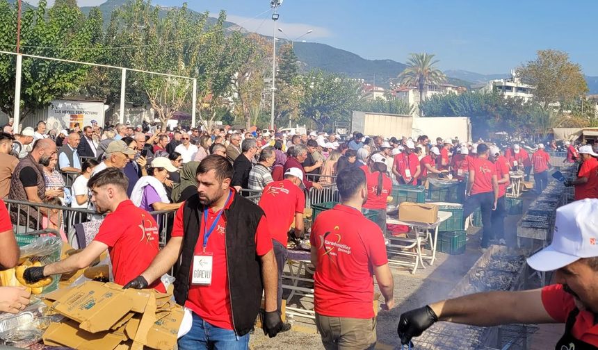 Alanya’da hamsi yemeye gidecekler dikkat! Uzun kuyruk var