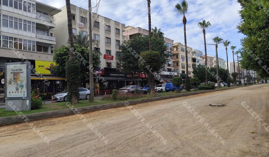 Alanya’da tek eziyetle kalıcı çözüm! İşte Atatürk Caddesi’nin son hali!
