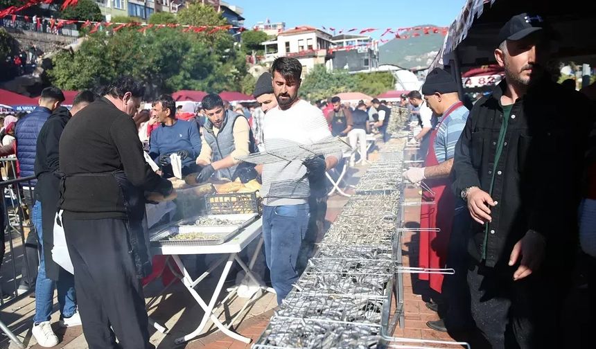 Hamsiler ücretsiz! Alanya'da 3. Hamsi Festivali coşkusu