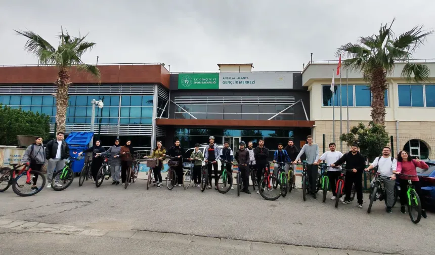 Alanya’da üniversite öğrencilerinin bisiklet keyfi