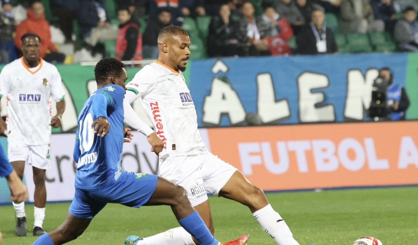 Rize'de 1 puan 90'da geldi, Alanyaspor pes etmedi