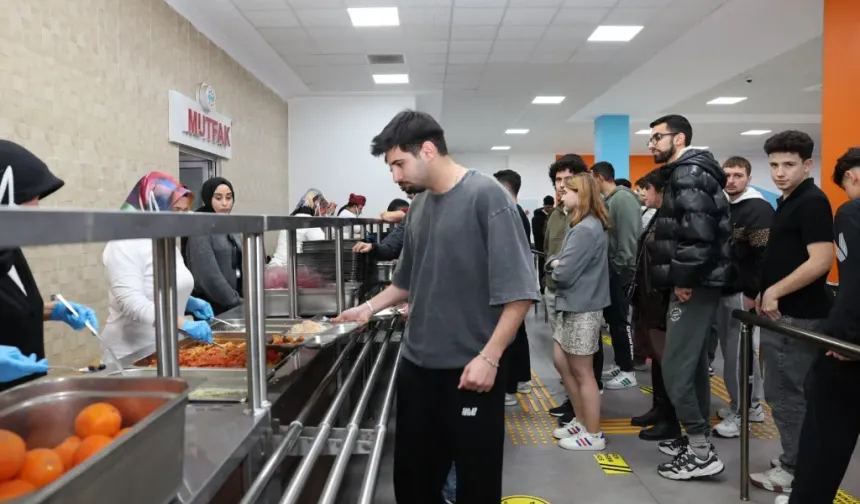 Rektör Türkdoğan, öğrencilerle iftarda buluştu