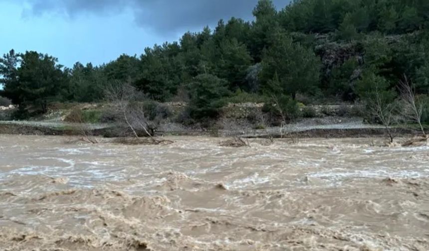 Alanya’da sular durulmuyor: Şimdi de Alara Çayı taştı!