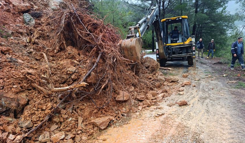 Taşkın suları tahliye ediliyor, bozulan yollar onarılıyor