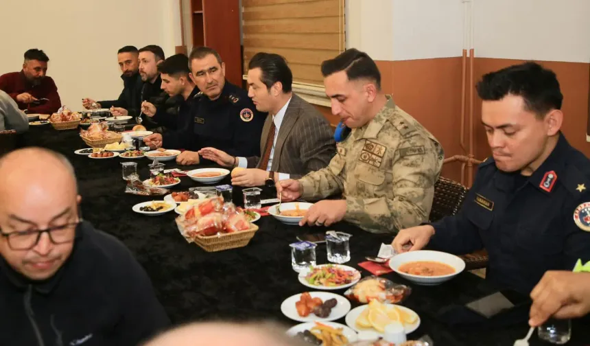 Kaymakam Öztürk'ten Mehmetçiğe iftar sürprizi
