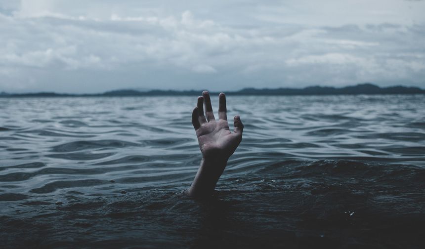 Belediye işçisi kendini sulara bıraktı