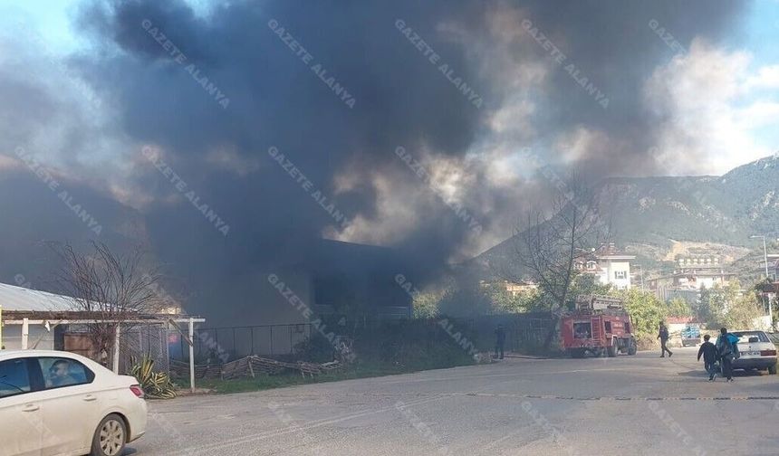 Alanya'da korkutan tesadüf: Ocak ayında yanan depo yine alevlendi