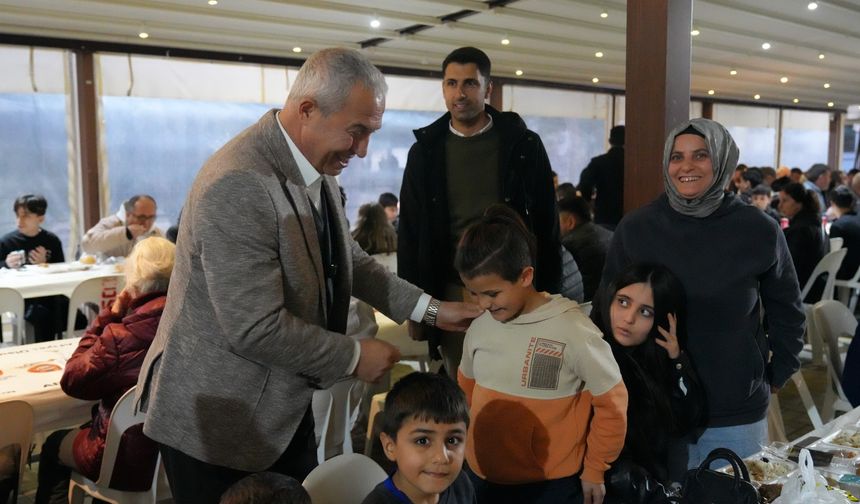 Başkan Özçelik, ilk iftarı vatandaşlarla birlikte yaptı