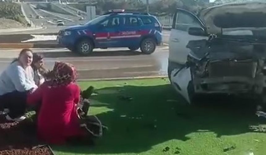 SON DAKİKA! Alanya’da can pazarı: İki araç kafa kafaya çarpıştı!