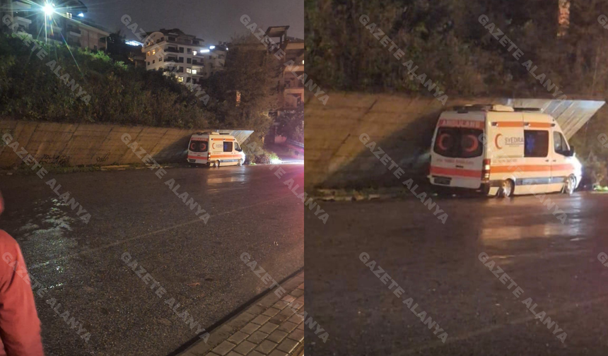 Alanya’da faciadan dönüldü: Ambulans binayı sırtladı!