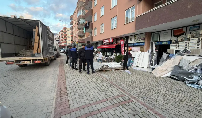 Alanya'da yaya yolu mağaza oldu, zabıta affetmedi!