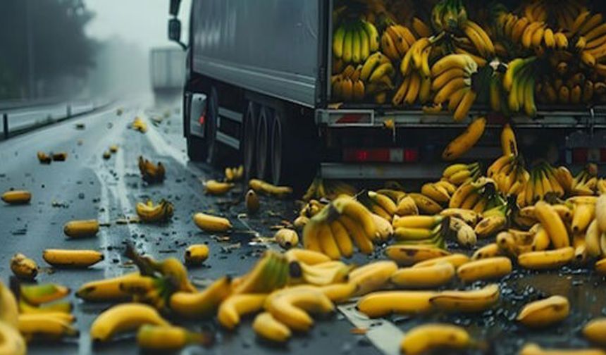 Alanya yolunda muz kuyruğu: Kamyon kasası yerinden çıktı!