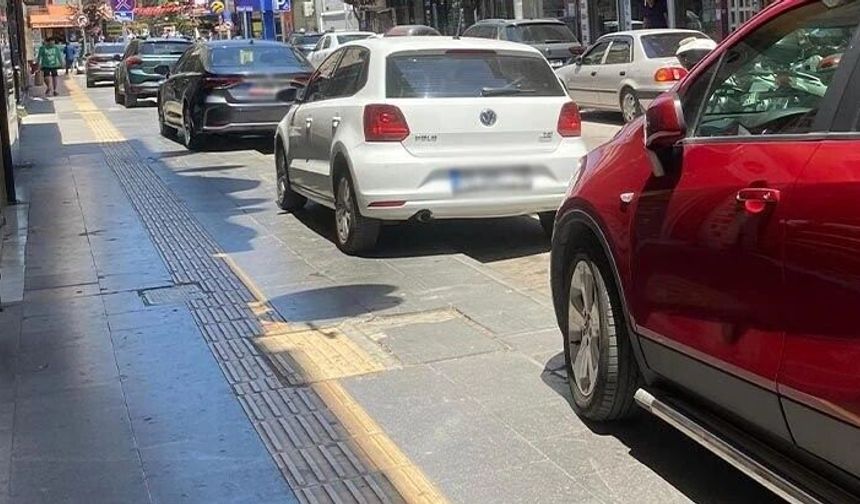 Alanya’da kaldırımlar araç doldu: Adım atacak yer kalmadı!