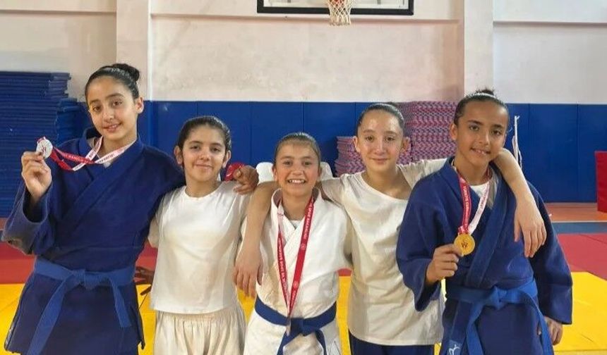 Minik judoculardan vefalı başarı: Madalyalar Okay Hoca için