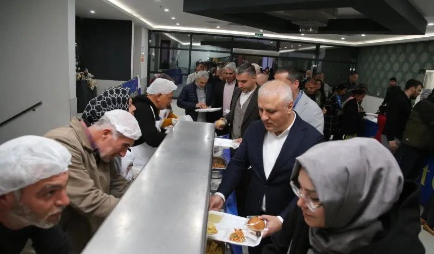 Alanya'da ezber bozan iftar: Yemek kuyruğunda başkan var!