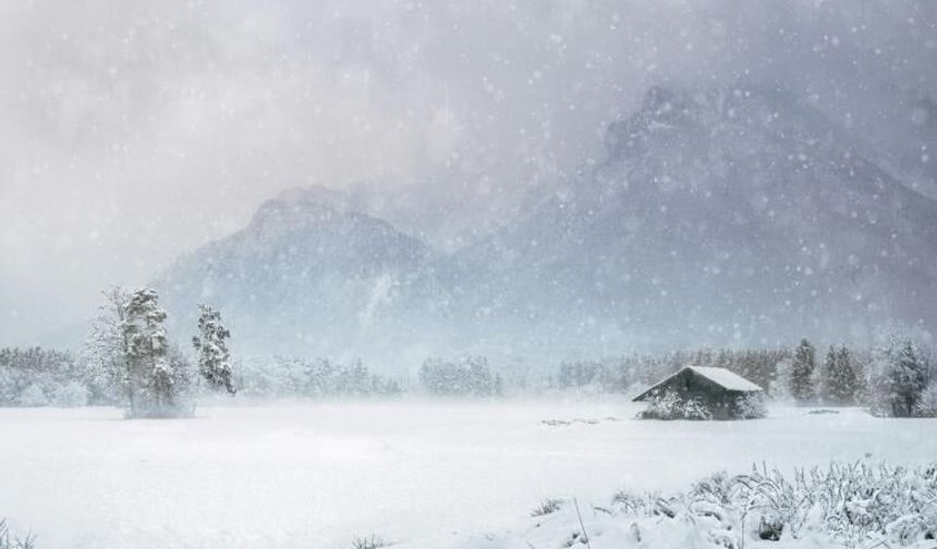 Alanya'da zirvelere lapa lapa kar yağıyor