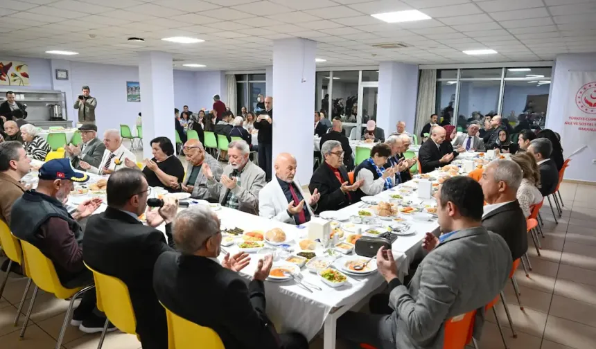 Alanya Huzurevi'nde gönül sofrası: Vali Şahin, iftara katıldı
