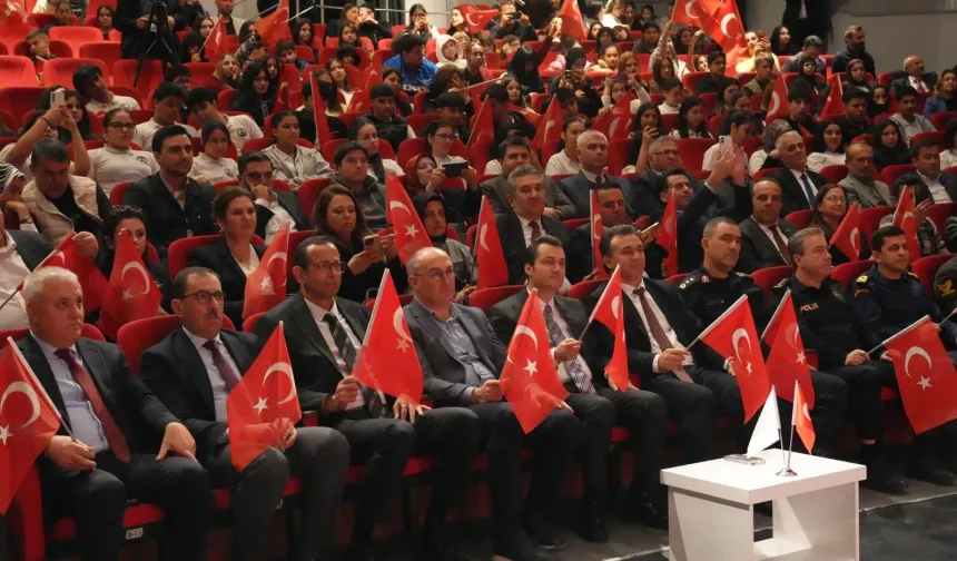 Alanya’da İstiklal gururu: Gençlerin performansı ayakta alkışlandı