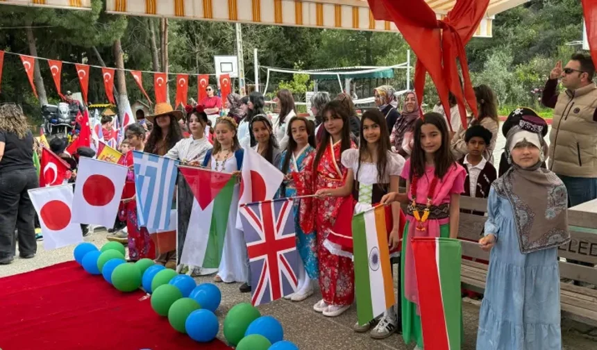 Mahmutlar’da dünya turu: Kılıçarslan İlkokulu’ndan muhteşem kutlama