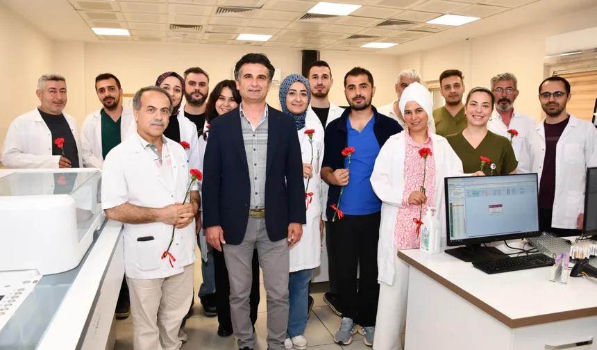 Sağlık hizmetinin gizli kahramanlarına karanfilli kutlama