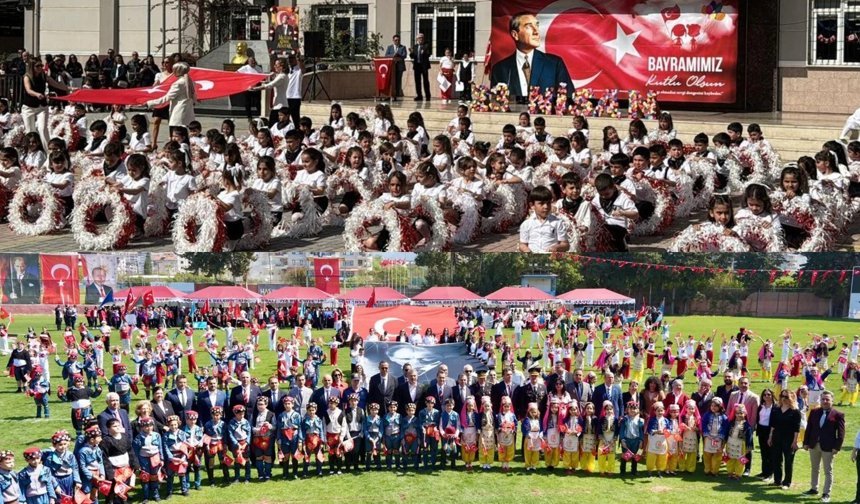 Alanya’da stadyum ve okullar kırmızı beyaza büründü