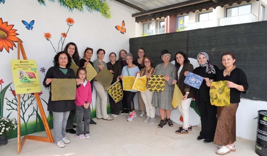 Alanya’da kadınlar balmumu kumaşlarını üretti