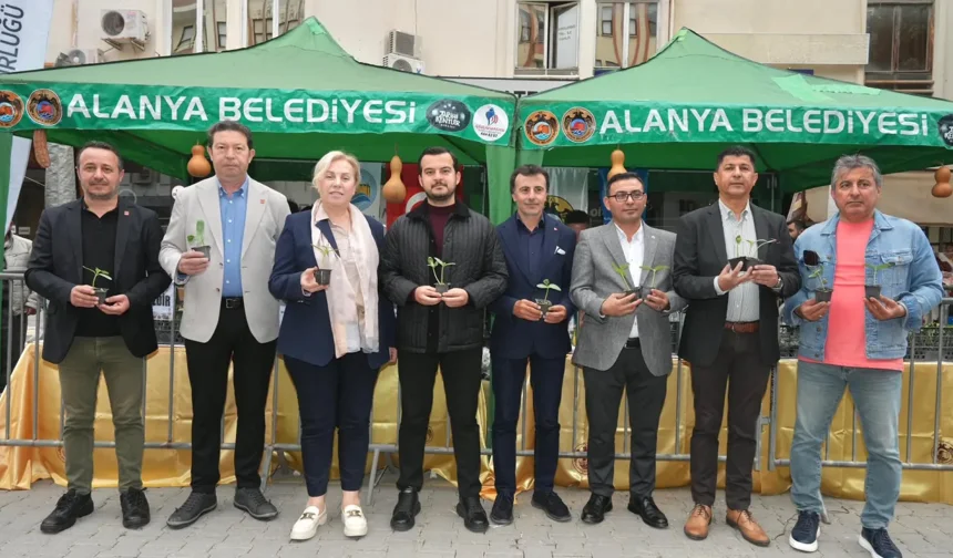 Alanyalılar sıraya girdi: Cuma Pazarı’nda ücretsiz dağıtıldı