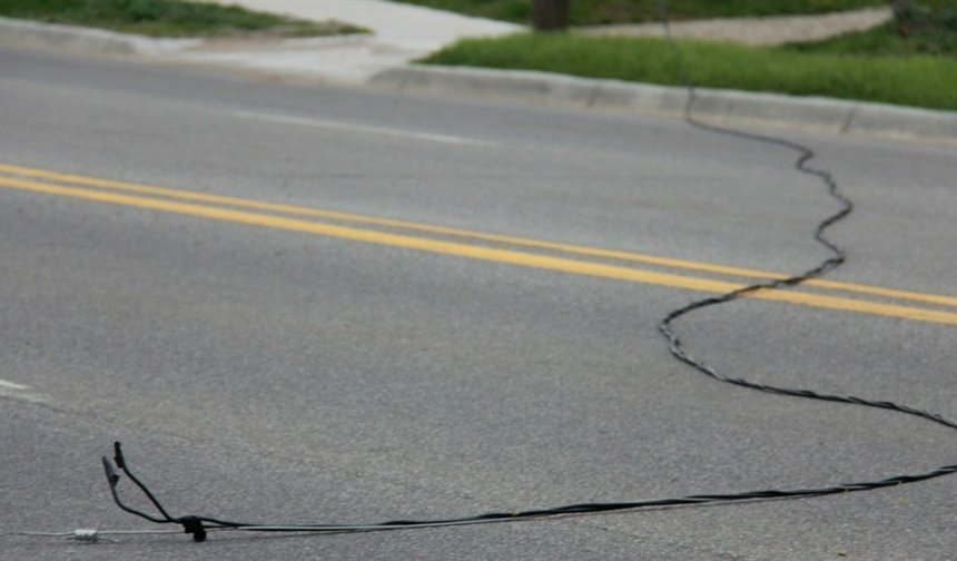 Alanya’da elektrik telleri yerde sürünüyor