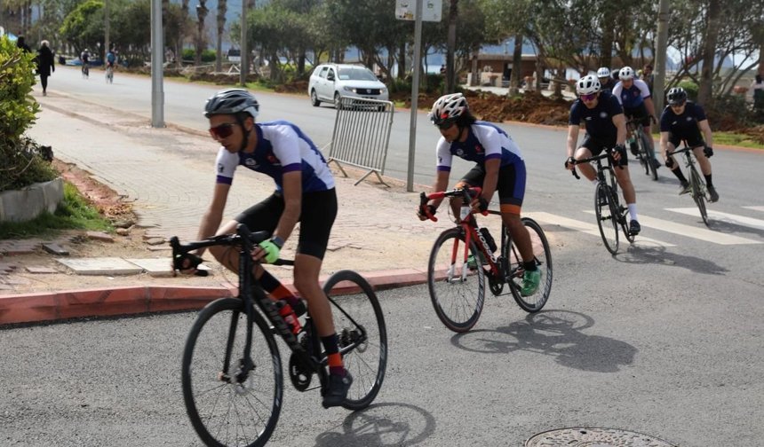 ALKÜ pedal bastı, madalyaları topladı