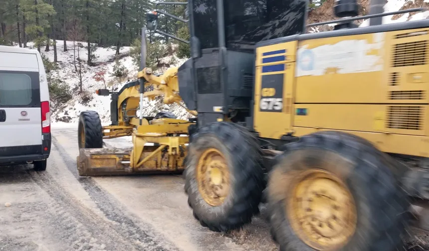 Alanya'da hem kar hem sağanak: Taşatan Yolu’nda yoğun mesai