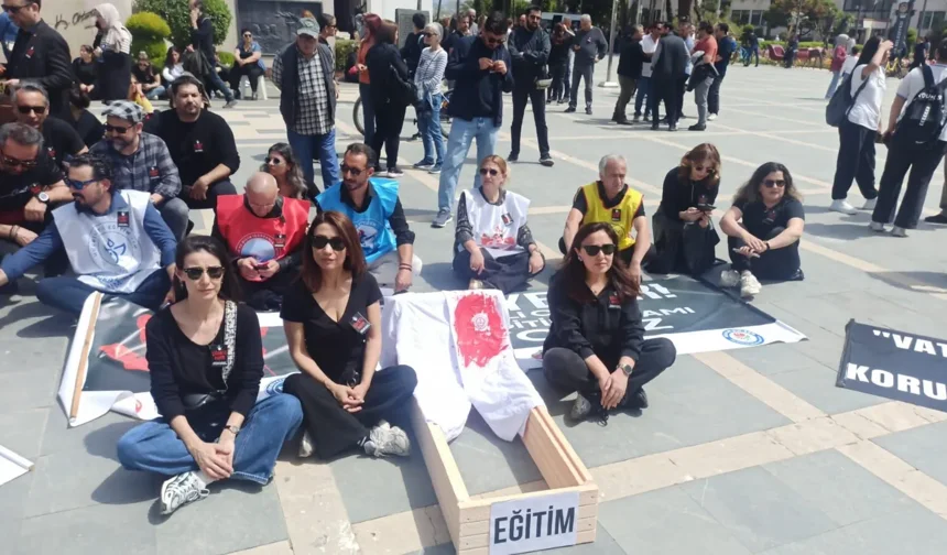 Alanya'da eğitimciler ayaklandı: Kanlı tabutlu protesto!