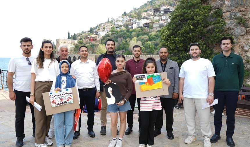 Alanya’da minik ellerin fırçasından 23 Nisan mucizesi