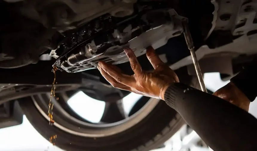 Aman dikkat! Mahmutlar’da vinçten yola yağ sızdı