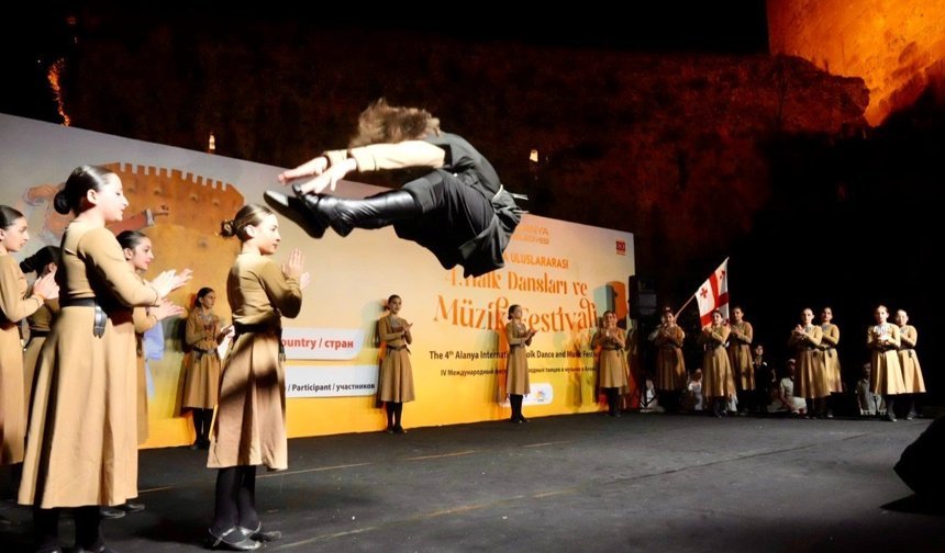 Kültürleri buluşturan dans ve müzik şöleni başladı