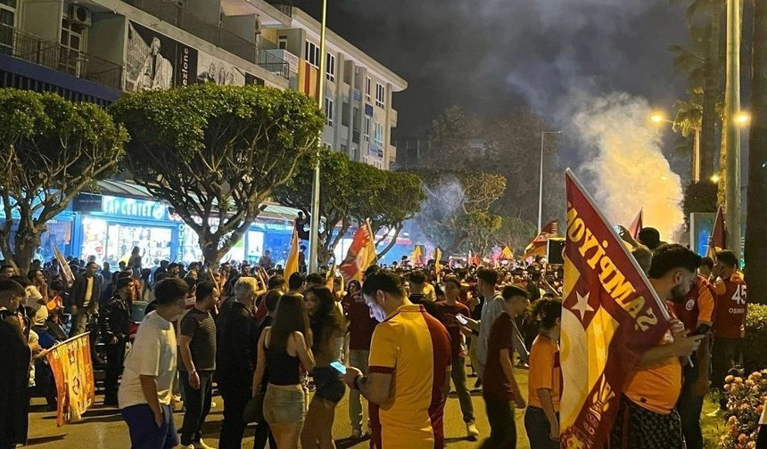 Alanya’da sarı-kırmızı gece: Şampiyonluk coşkusu sokaklara taştı
