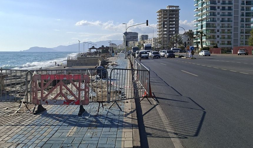 Alanya’da yayalar akan trafiğin ortasında kaldı
