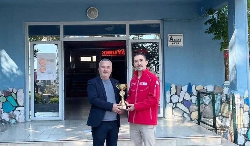 Okul bahçesinde 93 ünite kan toplandı