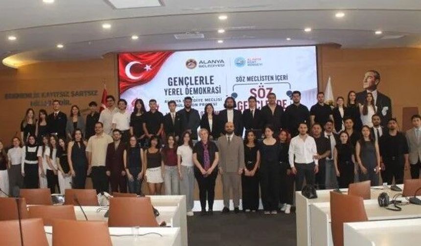 Alanya’da gençlerden tarihi manifesto: "Gelecek biziz!"