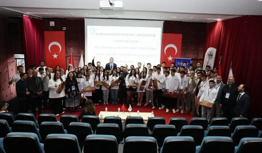 ALKÜ’de geleceğin şefleri bıçak kuşandı