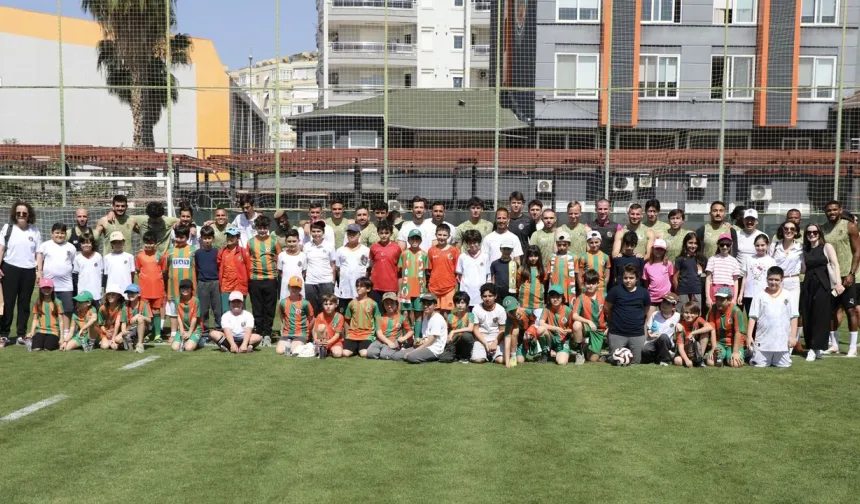 Sahada küçük eller, yüreklerde büyük Alanyaspor sevgisi