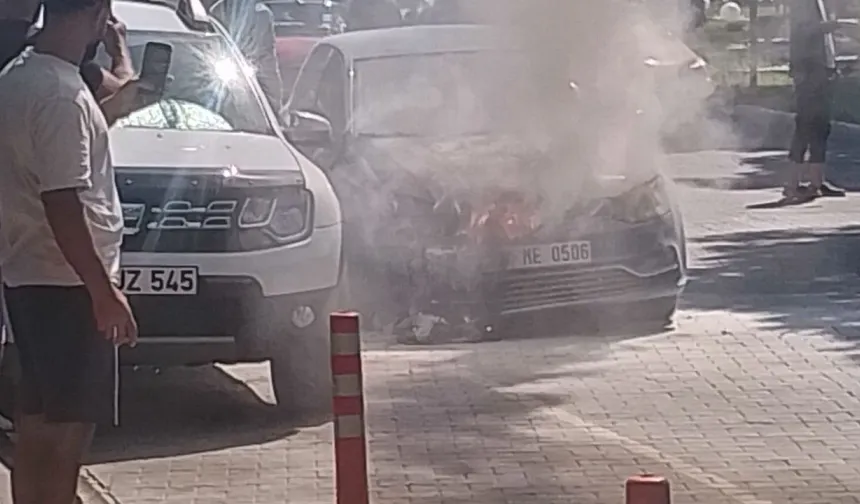 Korku dolu anlar: Seyir halindeki otomobil alev alev yandı