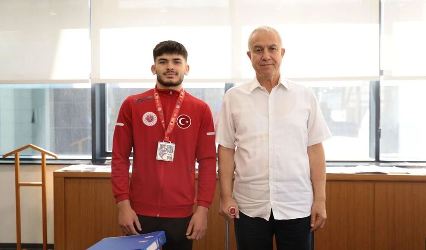 Dünya şampiyonu Çevik, Başkan Özçelik’in konuğu oldu