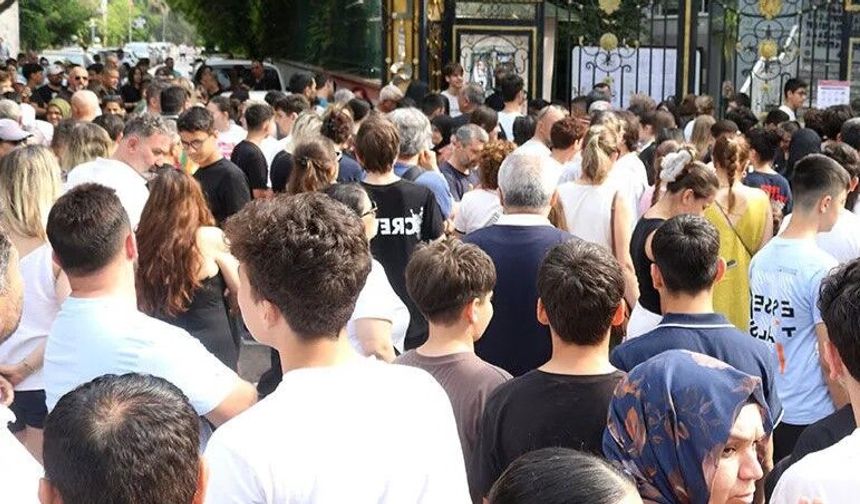 Alanya'da LGS heyecanı: Okul kapısında umutla beklediler
