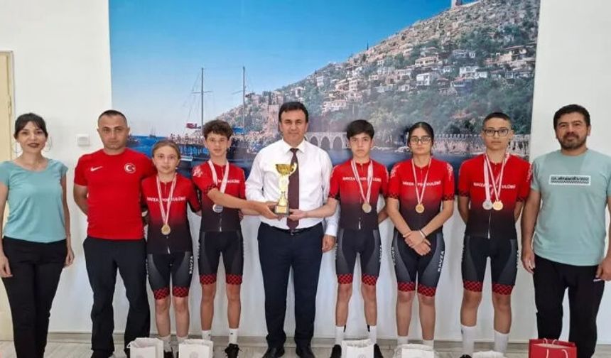 Alanya’nın gururu oldular: Pedalları Türkiye ikinciliğine çevirdiler