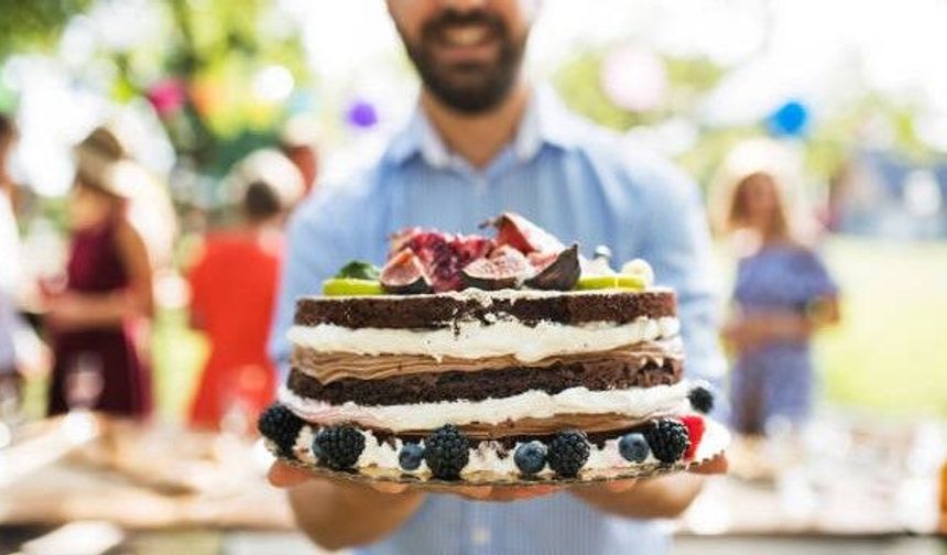 Doğum günü pastasıyla yürürken kurşunlandı